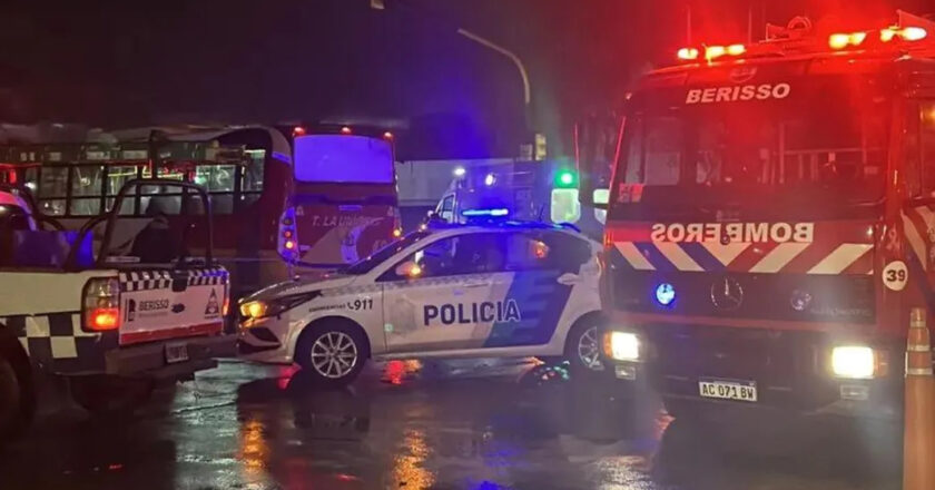 Impactante accidente en Berisso: tres autos quedaron destrozados por un triple choque