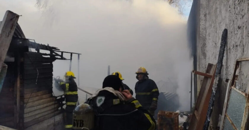 Un voraz incendio destrozó varias casas de Berisso: hay cuatro heridos