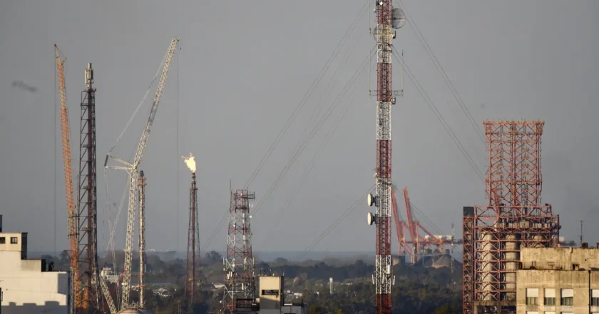 YPF adelantó que habrá ruidos fuertes y una antorcha alta en la Refinería y explicó las causas