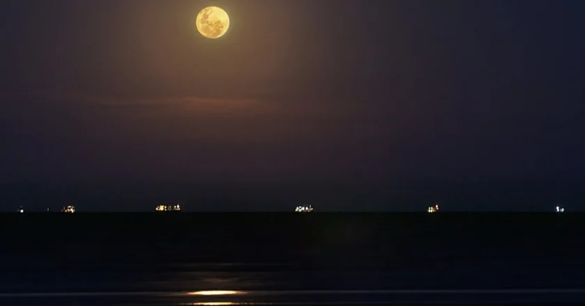 Berisso: ofrecen nuevos recorridos nocturnos en barco por el Río Santiago para disfrutar de la luna llena