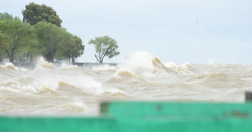 Lanzan un alerta por la crecida del Río de la Plata en medio de la llegada de una ciclogénesis a la región