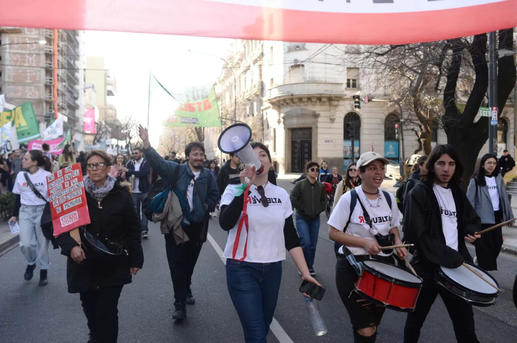 La comunidad educativa de la UNLP marcha al Rectorado por la emergencia presupuestaria y se mantiene en alerta