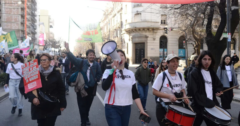 La comunidad educativa de la UNLP marcha al Rectorado por la emergencia presupuestaria y se mantiene en alerta