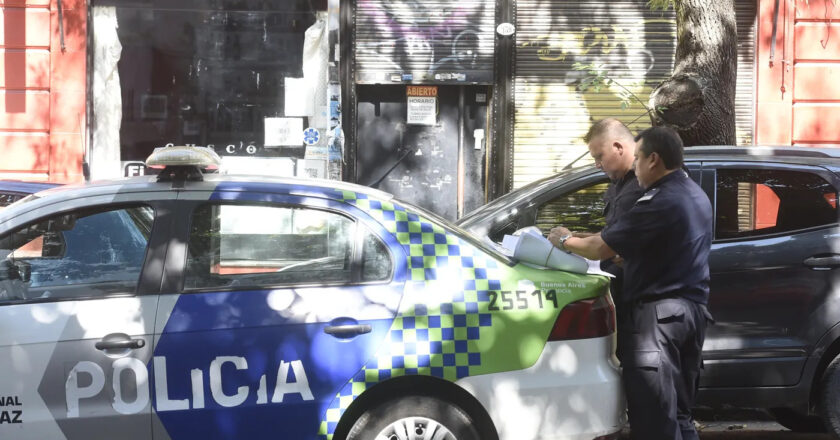 Drama en Berisso: un hombre amenazó con matar a cuchillazos al perro de su vecina