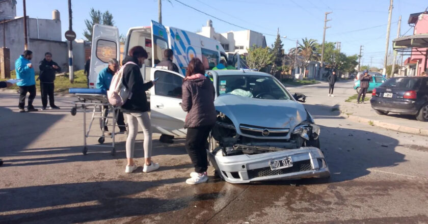 Chocaron dos autos en Berisso, un auto subió a la vereda y hay un herido