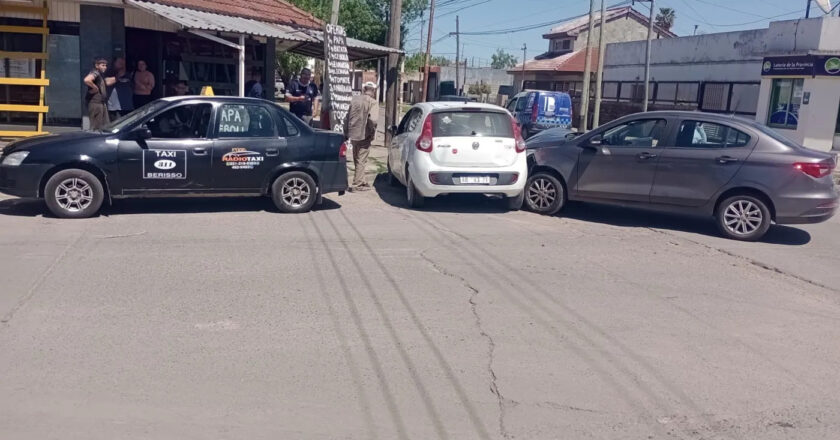 Dos autos protagonizaron un fuerte choque en Berisso y uno terminó impactando contra un taxi estacionado