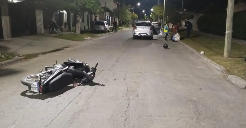 Fuerte accidente en Berisso: un auto chocó contra una moto y los conductores terminaron hospitalizados