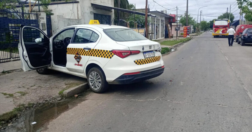 Fuerte accidente de tránsito en Berisso: un taxi chocó con un micro y el conductor terminó hospitalizado