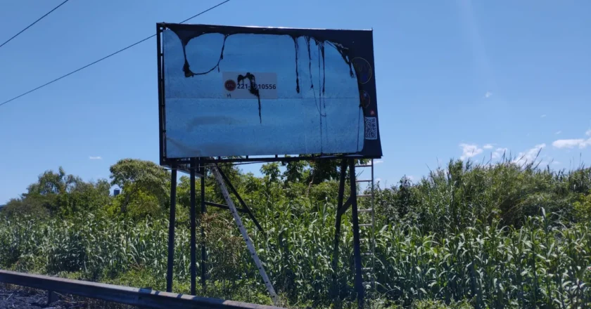 ¿Cómo está el operario que recibió una descarga en Berisso mientras cambiaba un cartel de publicidad?