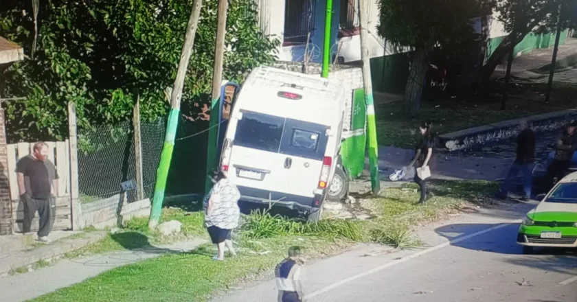 Robaron una camioneta en La Plata, huyeron y se incrustaron contra una casa de Ensenada durante la fuga