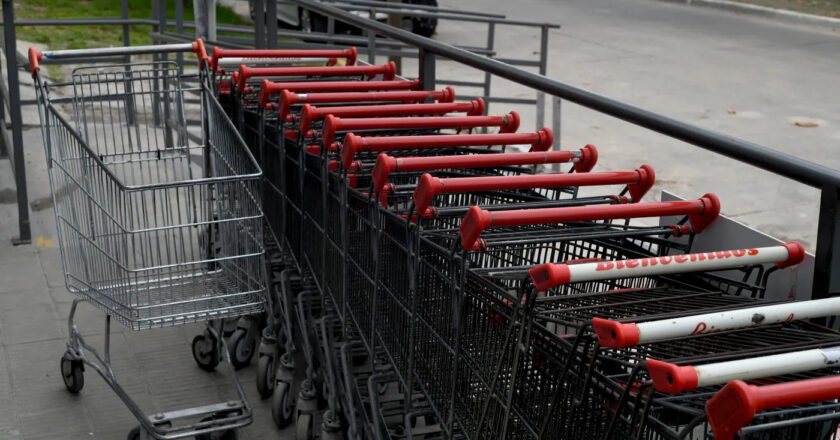 Realizaron un operativo de control en un supermercado de Berisso y hallaron mercadería vencida de hacía un año