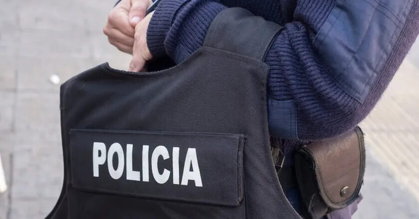 Insólito hallazgo en La Plata: una mujer encontró un chaleco antibalas tirado en la calle