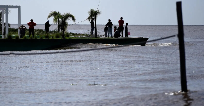 Denuncian que una planta administrada por ABSA arroja desechos cloacales sin tratamiento al Río de la Plata