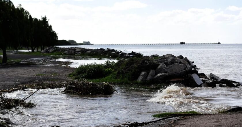 Tres pescadores quedaron atrapados por una crecida en el Río de la Plata y pasaron más de seis horas perdidos