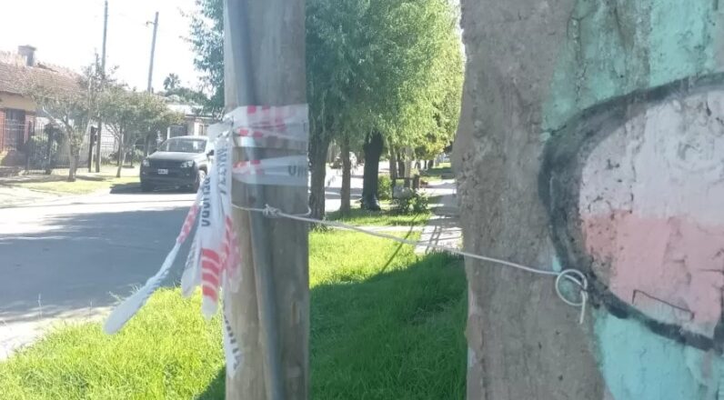 Poste quebrado en 9 y 150: operarios de EDELAP lo ataron con alambre y se fueron