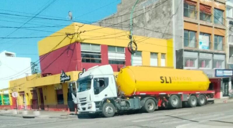 Prevención de inundaciones: camión de gran porte realizó tareas en pleno centro