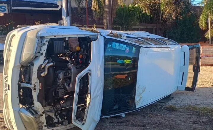 Despiste y vuelco en la Rotonda Favaloro