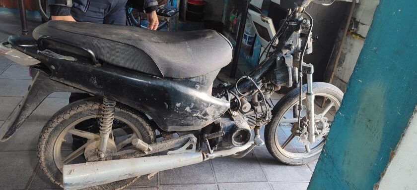 Insólito: Fue a buscar a su pareja a la comisaría en una moto robada