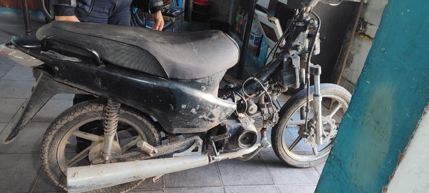 Insólito: Fue a buscar a su pareja a la comisaría en una moto robada