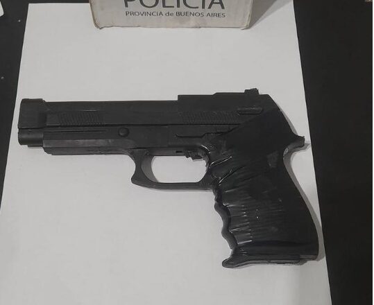 Cada vez más chicos: Dos menores detenidos  por intentar robar un auto y llevar réplicas de arma