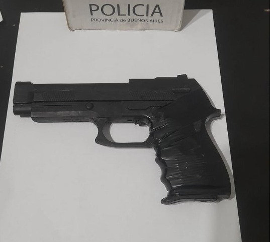 Cada vez más chicos: Dos menores detenidos  por intentar robar un auto y llevar réplicas de arma