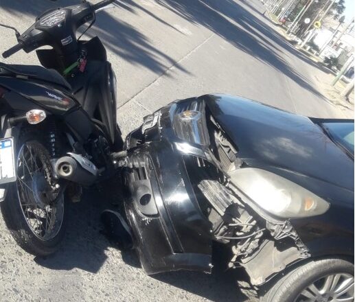 Accidente en Avenida Montevideo y 42: Motociclista Hospitalizada Tras Colisión con Automóvil