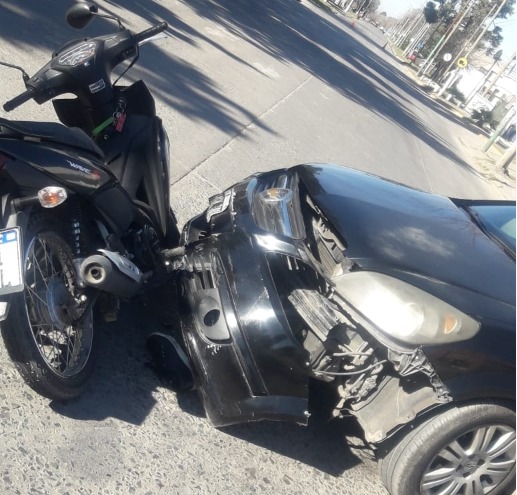 Accidente en Avenida Montevideo y 42: Motociclista Hospitalizada Tras Colisión con Automóvil