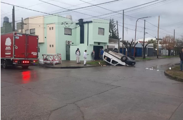 Camioneta Volcada terminó ruedas para arriba