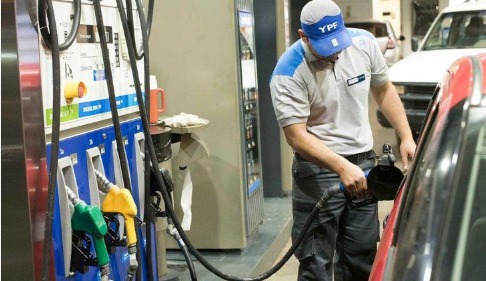 YPF aumenta el precio de sus combustibles y el litro de nafta súper supera los $1.300