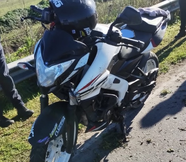 Accidente en Berisso: Motociclista sufre lesiones leves tras caer de su vehículo