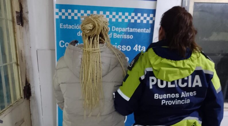 Atrapada por usar la tarjeta de crédito que robó
