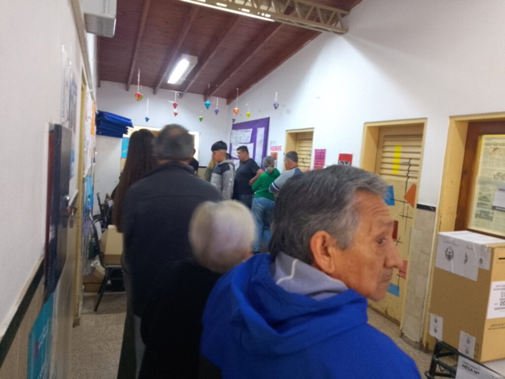 Elecciones 2025: Berisso Vota con Demoras por Falta de Autoridades de Mesa