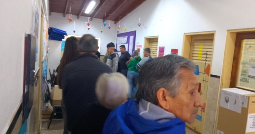 Elecciones 2025: Berisso Vota con Demoras por Falta de Autoridades de Mesa