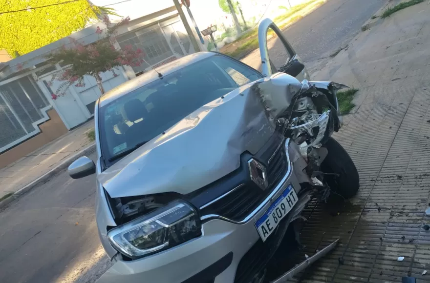 Joven chocó contra una casa y tuvieron que ir los bomberos