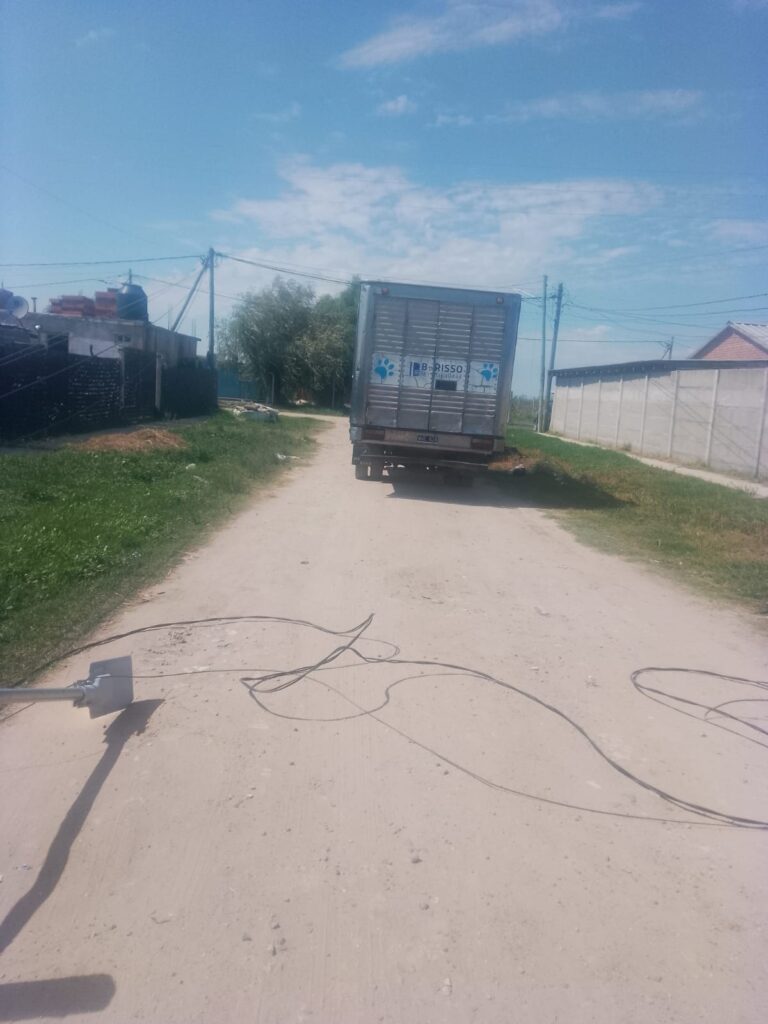 Un camión municipal provocó graves daños en el cableado y caída de postes en Santa Teresita