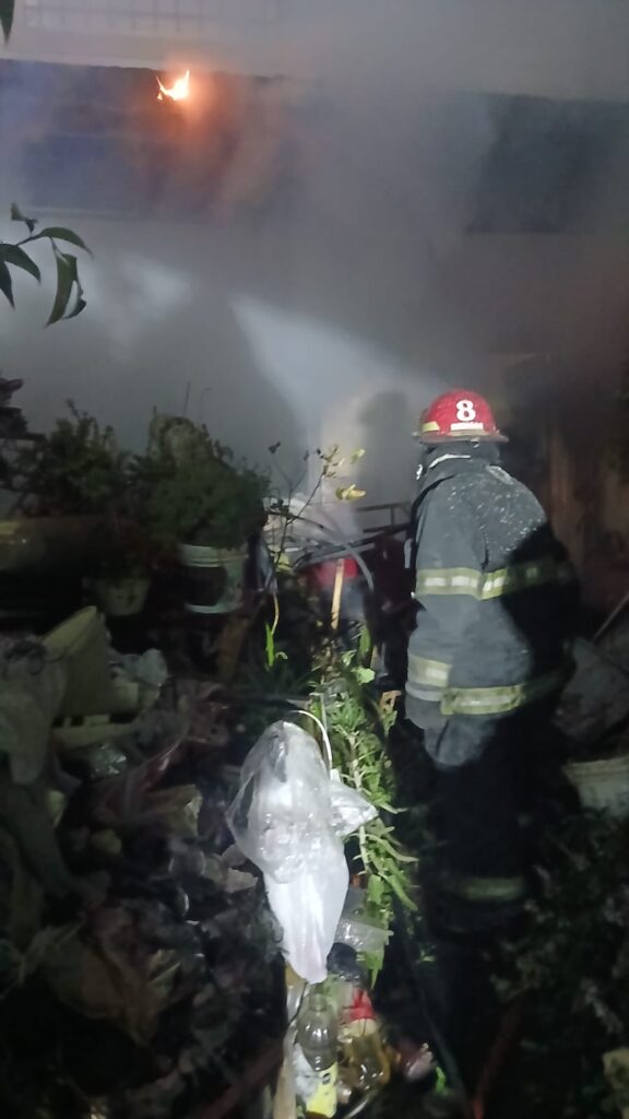 Un anciano en estado crítico tras ser rescatado por los bomberos