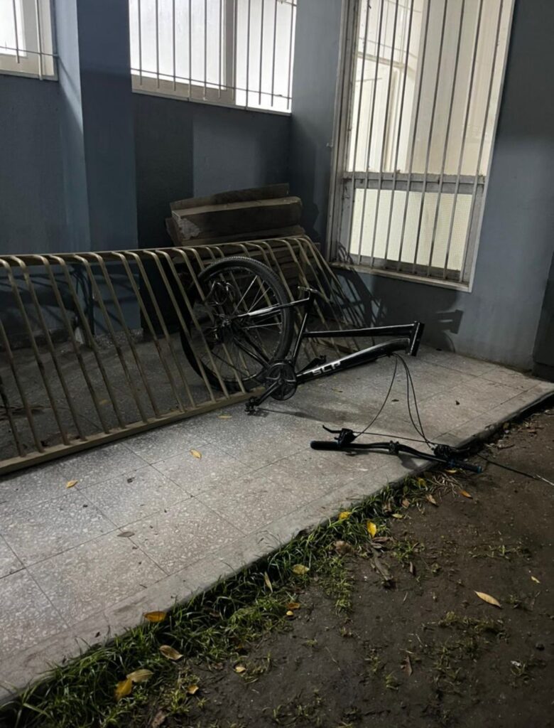 INSÓLITO EN BERISSO: CON LA ESCUELA CUSTODIADA POR AMENAZAS DE TIROTEO, ROBARON UNA BICICLETA EN LA PUERTA