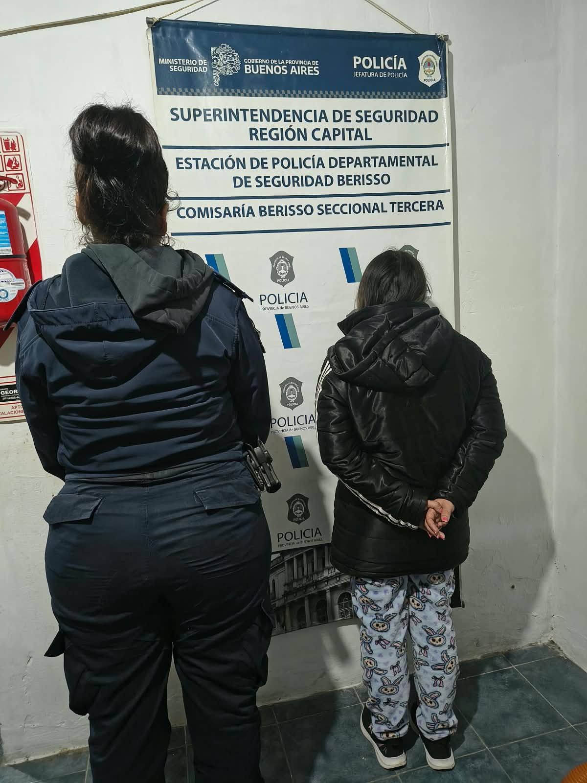 «MAMÁ SE VOLVIÓ LOCA»: ATACÓ A SUS HIJAS Y AL NOVIO DE UNA DE ELLAS