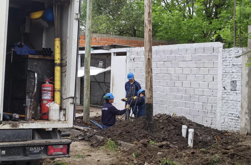 Rotura de caño de gas durante obras de veredas en el Barrio Nueva York