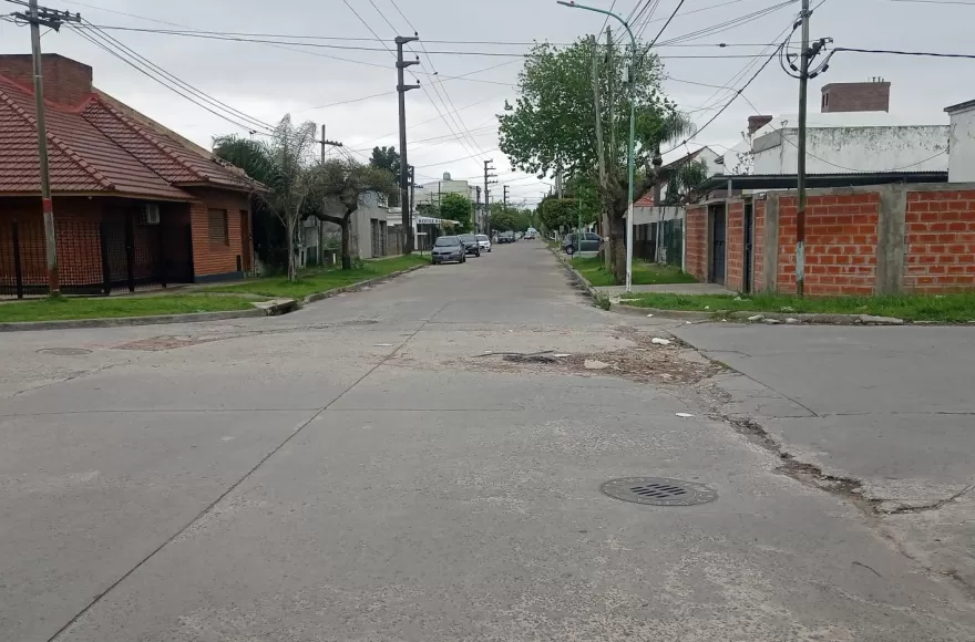 Vecinos reclaman por un peligroso bache en la esquina de 165 y 19