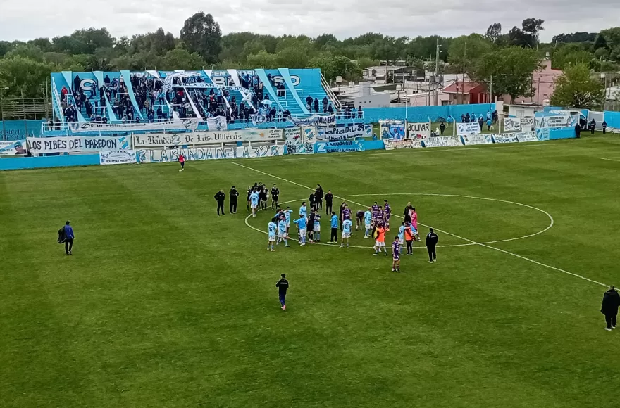 Villa San Carlos goleó a Dálmine con un doblete de Salinas, que anunció su retiro