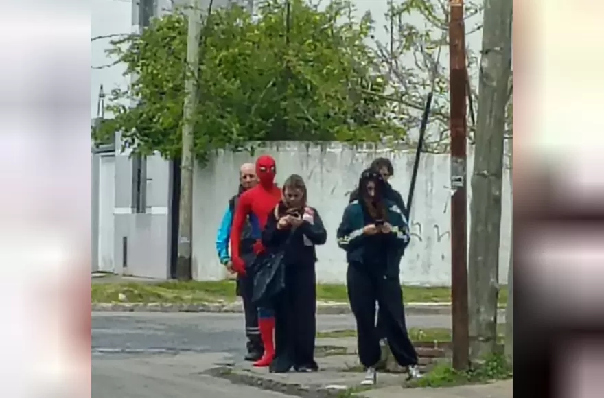 ¿Spiderman al rescate? El Hombre Araña apareció en Berisso antes del temporal