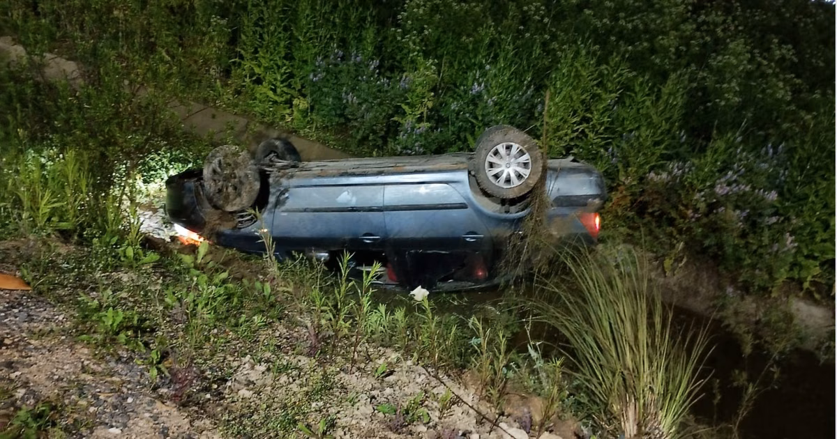 Un joven perdió el control de su auto en Ensenada y terminó volcado en una zanja